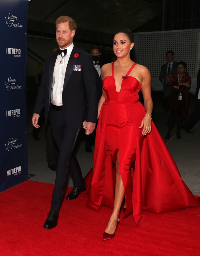prince-harry-duke-of-sussex-and-meghan-duchess-of-sussex-news-photo-1636588835-16398455449652001934003.jpg