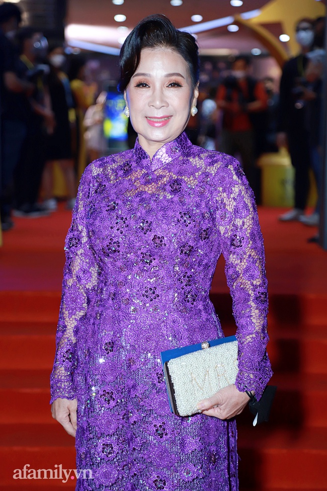 Thảm đỏ lễ trao giải Ngôi Sao Xanh 2021: Vắng bóng bà xã Hari Won, Trấn Thành xuất hiện bên cạnh nghệ sĩ Lê Giang - Ảnh 16.