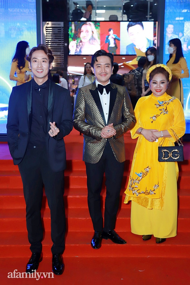 Thảm đỏ lễ trao giải Ngôi Sao Xanh 2021: Vắng bóng bà xã Hari Won, Trấn Thành xuất hiện bên cạnh nghệ sĩ Lê Giang - Ảnh 3.