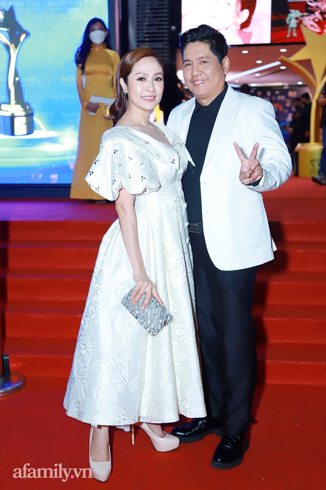 Thảm đỏ lễ trao giải Ngôi Sao Xanh 2021: Vắng bóng bà xã Hari Won, Trấn Thành xuất hiện bên cạnh nghệ sĩ Lê Giang - Ảnh 9.