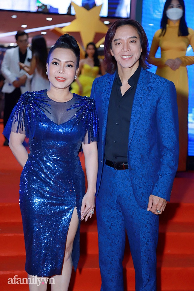 Thảm đỏ lễ trao giải Ngôi Sao Xanh 2021: Vắng bóng bà xã Hari Won, Trấn Thành xuất hiện bên cạnh nghệ sĩ Lê Giang - Ảnh 2.