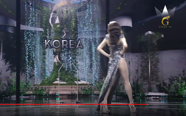 Ưa trang phục hở bạo, một thí sinh lộ vòng 3 ngay trên sân khấu Miss Grand International 2021 - Ảnh 3.