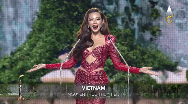 Cận cảnh phần thi trang phục dạ hội Miss Grand của Thùy Tiên: Giữ vị trí vedette và hô vang hai tiếng &quot;Việt Nam&quot; tới 20 giây  - Ảnh 3.