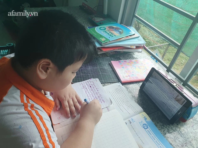 Mua &quot;đại&quot; chiếc máy tính bảng DƯỚI 3 TRIỆU ĐỒNG cho con học online, bà mẹ Hà Nội quá bất ngờ: Lướt Zoom siêu mượt, học liên tục 2 buổi không nóng máy - Ảnh 1.