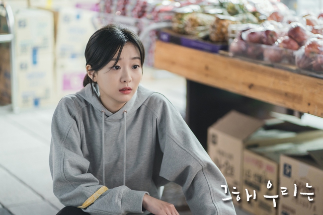 Hai mỹ nhân &quot;Tầng Lớp Itaewon&quot; đóng phim mới: Kim Da Mi mặc đẹp không trượt set nào, style của Kwon Nara sao &quot;dừ&quot; vậy? - Ảnh 4.