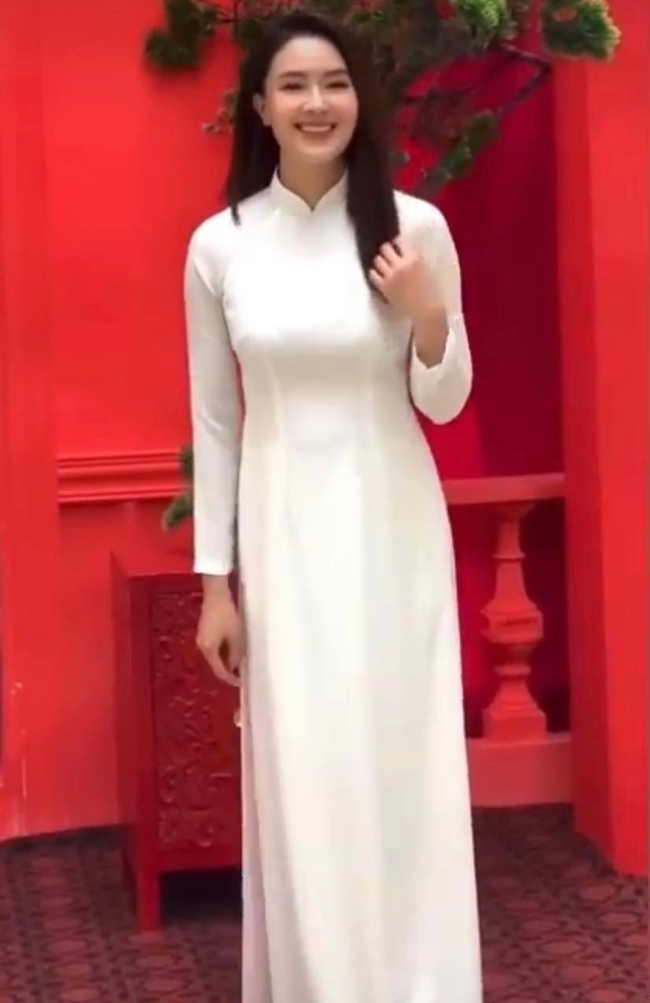 Hồng Diễm diện áo dài trắng trẻ trung như gái 18 ngay sau khi vừa gây trầm trồ với hình ảnh "giám đốc sở điệu" - Ảnh 9.