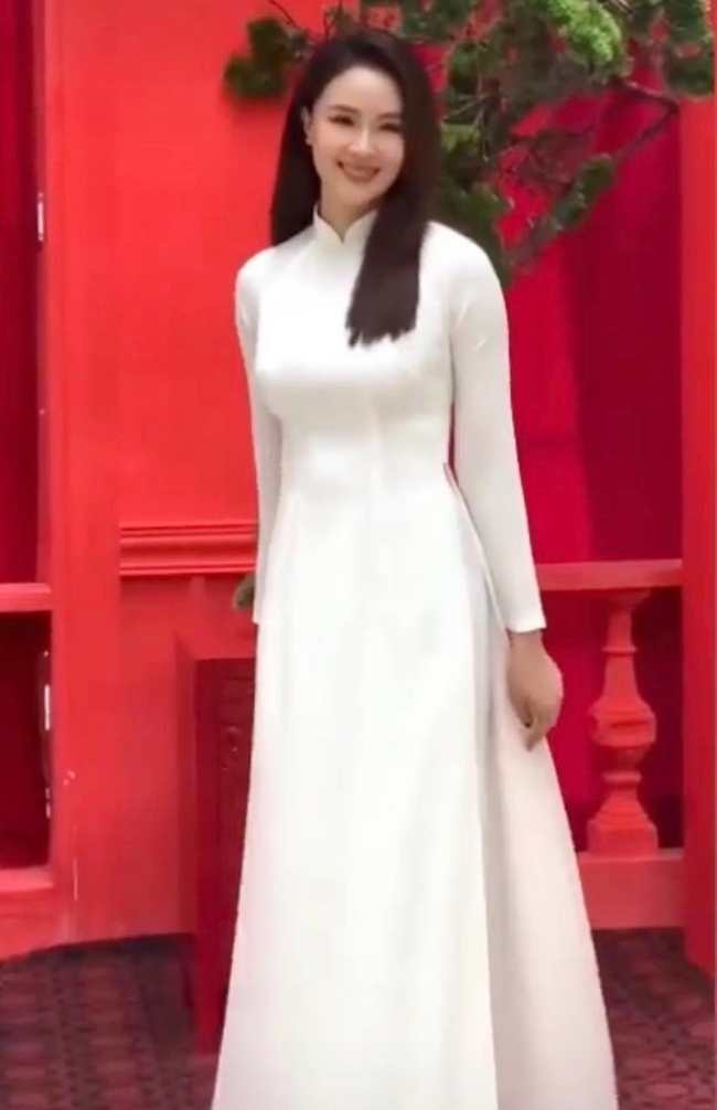 Hồng Diễm diện áo dài trắng trẻ trung như gái 18 ngay sau khi vừa gây trầm trồ với hình ảnh "giám đốc sở điệu" - Ảnh 8.