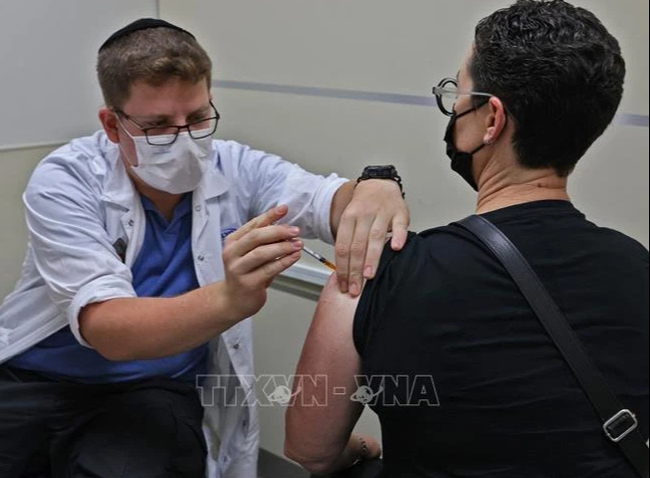 Israel phê duyệt tiêm mũi vaccine thứ 4 - Ảnh 1.