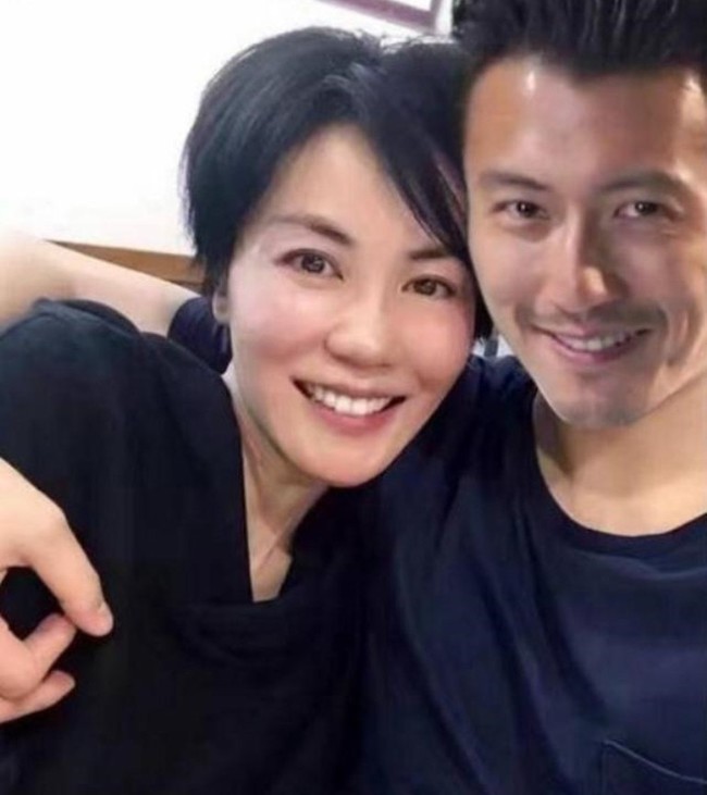 Vương Phi bị bắt gặp đi dạo phố cùng trai trẻ khi còn đang mặn nồng với Tạ Đình Phong - Ảnh 8. Vương Phi bị bắt gặp đi dạo phố cùng trai trẻ khi còn đang mặn nồng với Tạ Đình Phong - Ảnh 8.