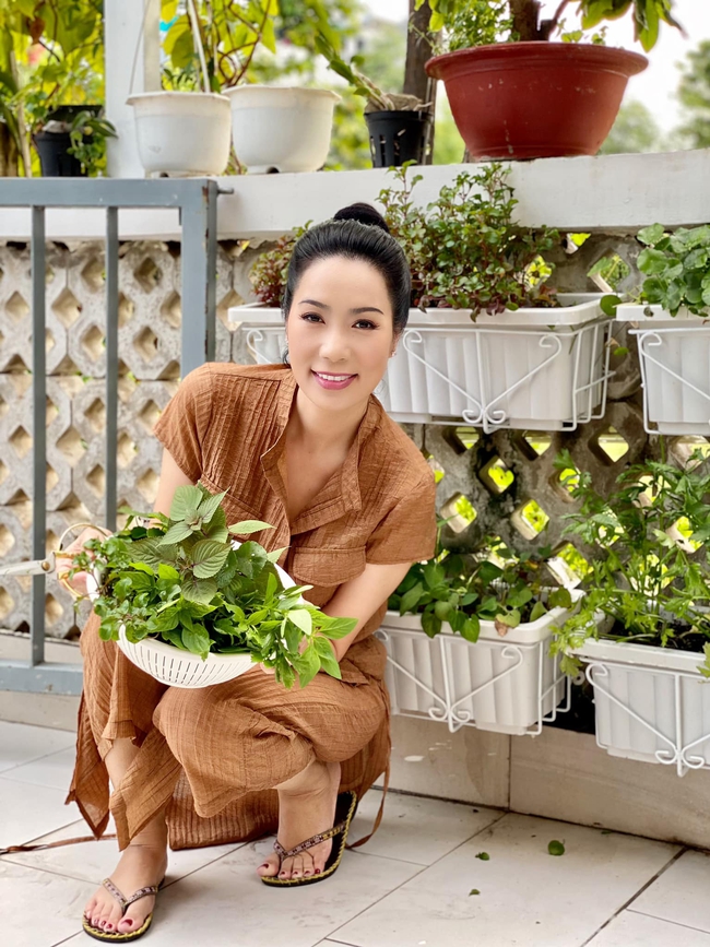 Trịnh Kim Chi khoe tài trồng rau trái cực mát tay: Toàn cây nhỏ xíu mà sai quả hái không xuể - Ảnh 9.