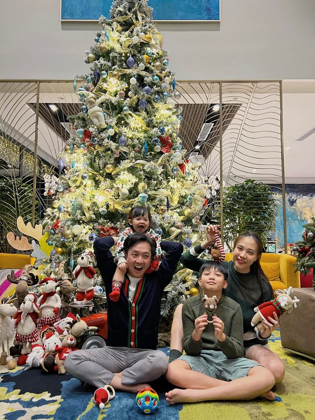 Khoảnh khắc gia đình Cường Đô La đón Giáng sinh sớm, hành động của Subeo với Đàm Thu Trang chiếm trọn “spotlight” - Ảnh 2.