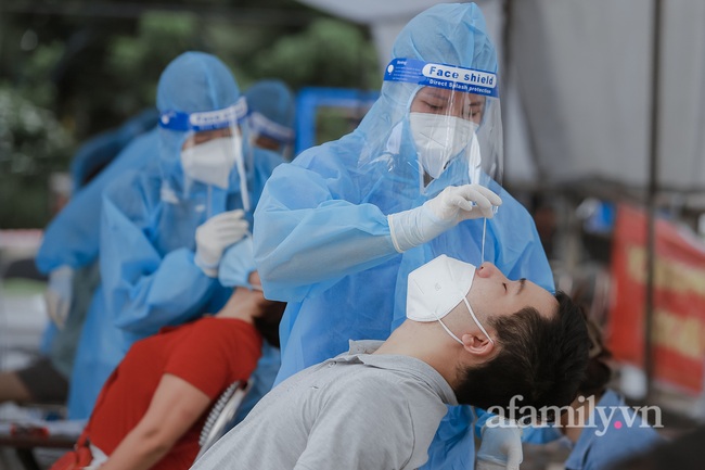 Hà Nội liên tục đứng đầu cả nước số ca F0, thành phố cần làm gì để tránh kịch bản ca mắc COVID-19 tăng mạnh đặc biệt trong dịp lễ Noel và Tết Dương lịch 2022 - Ảnh 1.