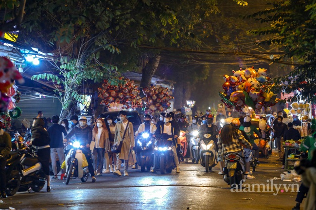 Hà Nội liên tục đứng đầu cả nước số ca F0, thành phố cần làm gì để tránh kịch bản ca mắc COVID-19 tăng mạnh đặc biệt trong dịp lễ Noel và Tết Dương lịch 2022 - Ảnh 2.