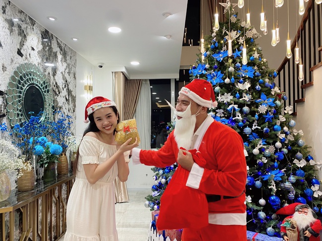 Biểu cảm &quot;khó hiểu&quot; của Tiểu Vy, Lương Thùy Linh khi nhận quà Giáng Sinh, Hoa hậu Thùy Tiên bất ngờ gọi video call vì quá nhớ nhà - Ảnh 5.