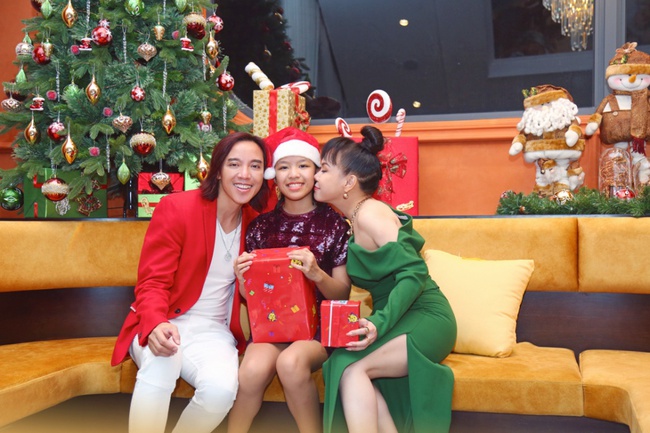 Việt Hương cực trẻ trung, tận hưởng đêm Giáng sinh hạnh phúc bên chồng và con gái - Ảnh 1.