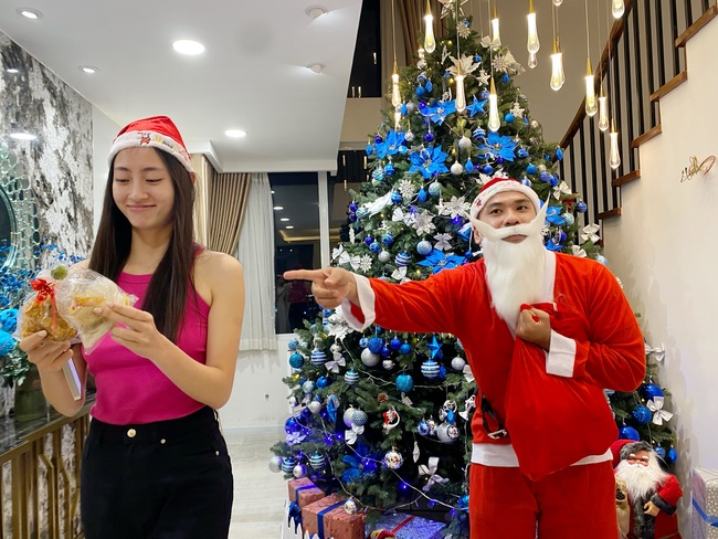 Biểu cảm &quot;khó hiểu&quot; của Tiểu Vy, Lương Thùy Linh khi nhận quà Giáng Sinh, Hoa hậu Thùy Tiên bất ngờ gọi video call vì quá nhớ nhà - Ảnh 3.