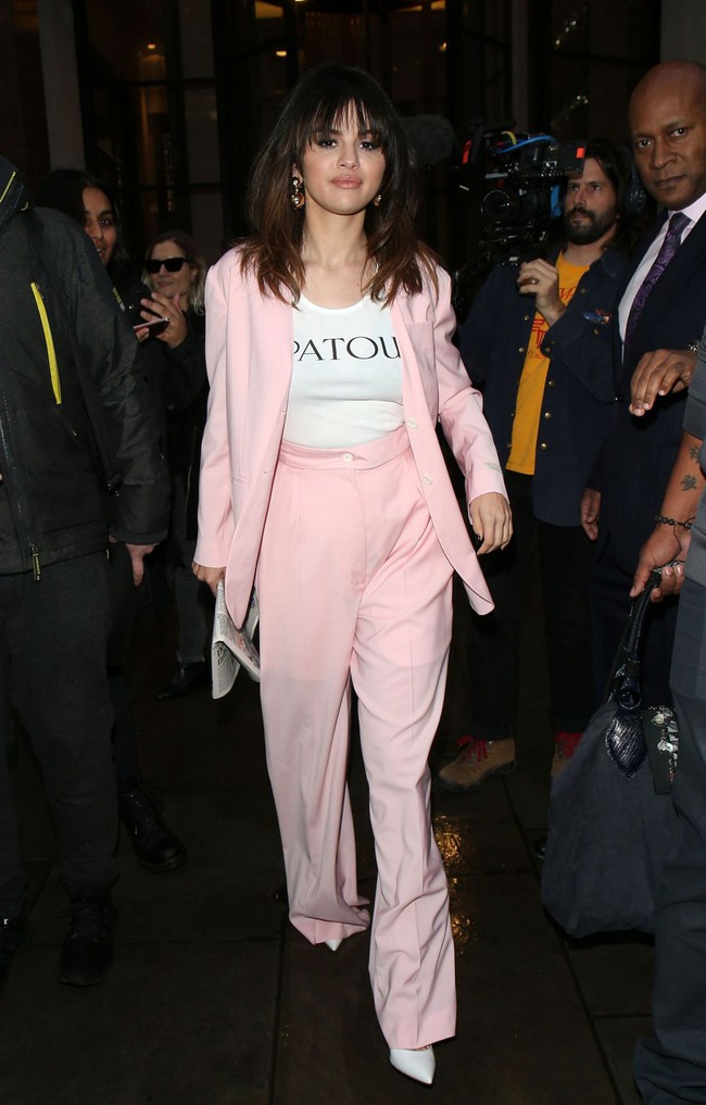 Mặc blazer cao tay như Selena Gomez: Biến những thiết kế basic thành loạt set đồ sang ngút ngàn - Ảnh 3.