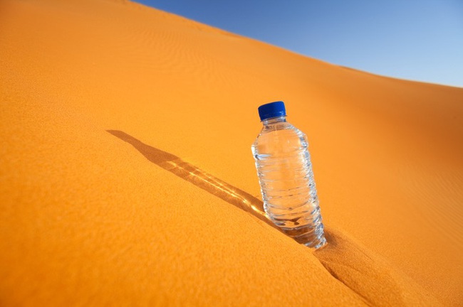 Nhà tuyển dụng hỏi: Có 10 chai nước trên sa mạc, 9 trong số đó là chất độc, bạn sẽ làm gì? Nữ ứng viên EQ cao trả lời quá xuất sắc, lập tức nhận việc tại chỗ  - Ảnh 2.