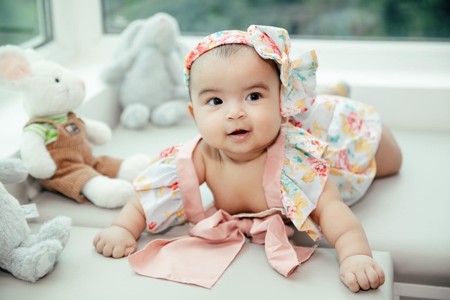 Con gái Võ Hạ Trâm 5 tháng tuổi: Thân hình mũm mĩm, gương mặt kháu khỉnh thế này ai mà không yêu - Ảnh 5.