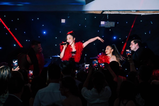 Tất bật chạy show những ngày cuối năm, Hương Tràm được tiếp đón như sao quốc tế, khoe vũ đạo bốc lửa - Ảnh 4. Tất bật chạy show những ngày cuối năm, Hương Tràm được tiếp đón như sao quốc tế, khoe vũ đạo bốc lửa - Ảnh 4.