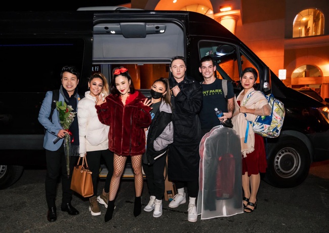 Tất bật chạy show những ngày cuối năm, Hương Tràm được tiếp đón như sao quốc tế, khoe vũ đạo bốc lửa - Ảnh 7. Tất bật chạy show những ngày cuối năm, Hương Tràm được tiếp đón như sao quốc tế, khoe vũ đạo bốc lửa - Ảnh 7.