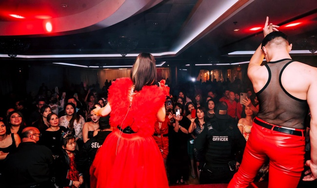 Tất bật chạy show những ngày cuối năm, Hương Tràm được tiếp đón như sao quốc tế, khoe vũ đạo bốc lửa - Ảnh 6. Tất bật chạy show những ngày cuối năm, Hương Tràm được tiếp đón như sao quốc tế, khoe vũ đạo bốc lửa - Ảnh 6.