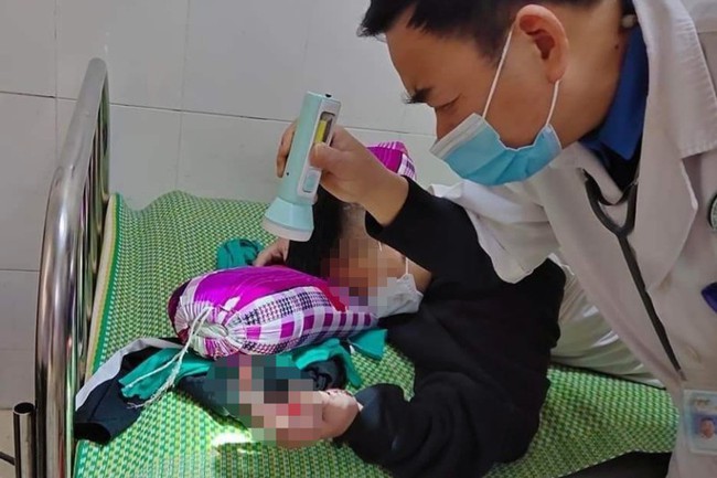 Điện thoại phát nổ, nam sinh dập nát bàn tay - Ảnh 1. Điện thoại phát nổ, nam sinh dập nát bàn tay - Ảnh 1.