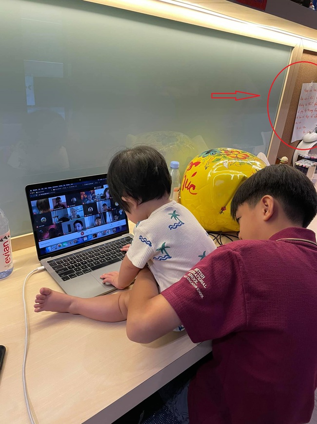 Thánh soi phát hiện "chi tiết lạ" trên bàn học của Subeo: Cường Đô La được gọi tên, dân tình khen nức nở vì cách dạy con - Ảnh 1. Thánh soi phát hiện "chi tiết lạ" trên bàn học của Subeo: Cường Đô La được gọi tên, dân tình khen nức nở vì cách dạy con - Ảnh 1.