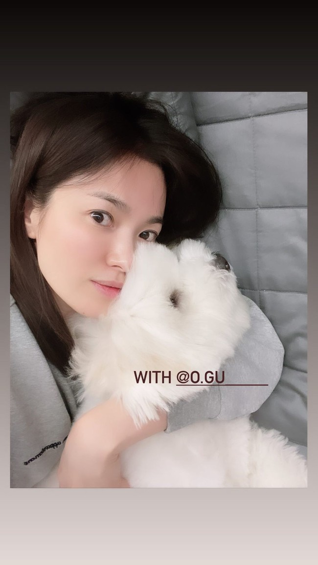Hành động lạ lùng của Song Hye Kyo, phải chăng đã hối hận muốn "nối lại tình xưa" với Song Joong Ki? - Ảnh 2. Hành động lạ lùng của Song Hye Kyo, phải chăng đã hối hận muốn "nối lại tình xưa" với Song Joong Ki? - Ảnh 2.
