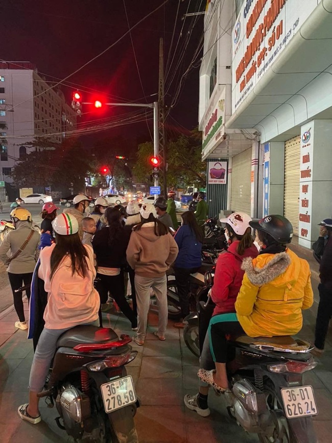 Vụ chủ shop quần áo cắt tóc, cắt nội y làm nhục nữ sinh vì nghi ăn cắp: Người dân "quây" cửa hàng, nạn nhân đã bỏ nhà đi? - Ảnh 3. Vụ chủ shop quần áo cắt tóc, cắt nội y làm nhục nữ sinh vì nghi ăn cắp: Người dân "quây" cửa hàng, nạn nhân đã bỏ nhà đi? - Ảnh 3.