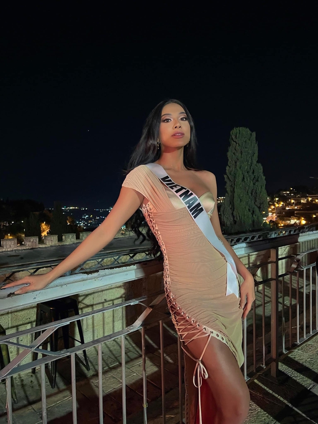 Tiếp tục là Kim Duyên với gương mặt lạ lẫm ở Miss Universe, nhưng bộ váy dây dợ dễ lộ chỗ hiểm mới chiếm "spotlight" - Ảnh 2.