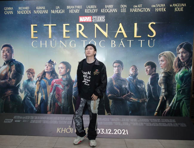 Bom tấn &quot;Eternals&quot; ra rạp, Binz cùng team Rap Việt mùa 1 háo hức đến xem Angelina Jolie hóa nữ chiến binh - Ảnh 2.