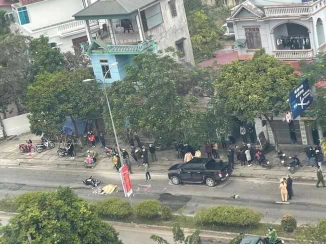 Khoảnh khắc xe bán tải bất cẩn trong lúc mở cửa khiến nữ sinh cấp 3 tử vong trên đường đến lớp - Ảnh 3. Khoảnh khắc xe bán tải bất cẩn trong lúc mở cửa khiến nữ sinh cấp 3 tử vong trên đường đến lớp - Ảnh 3.