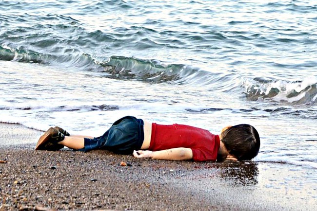 Hình ảnh bé gái 8 tuổi cười mỉm bên nến và hoa hay cậu bé Syria 3 tuổi như đang ngủ trên bờ biển: Người lớn ơi, cần thêm bao nhiêu đứa trẻ nữa để lương tri thức tỉnh? - Ảnh 2. Hình ảnh bé gái 8 tuổi cười mỉm bên nến và hoa hay cậu bé Syria 3 tuổi như đang ngủ trên bờ biển: Người lớn ơi, cần thêm bao nhiêu đứa trẻ nữa để lương tri thức tỉnh? - Ảnh 2.