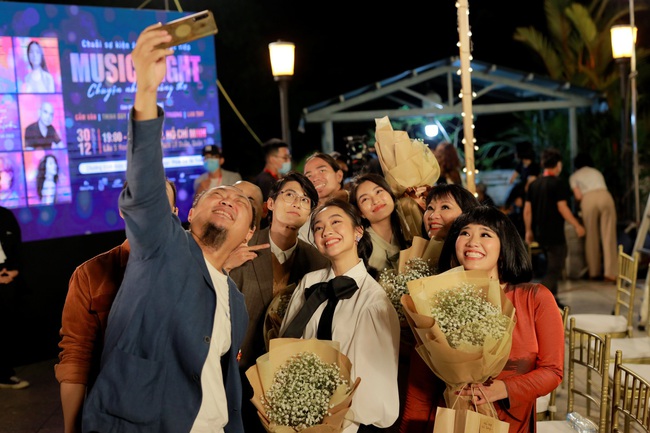 Cece Trương xuất hiện cùng Cẩm Vân, đúng là con gái càng lớn càng giống mẹ - Ảnh 6. Cece Trương xuất hiện cùng Cẩm Vân, đúng là con gái càng lớn càng giống mẹ - Ảnh 6.