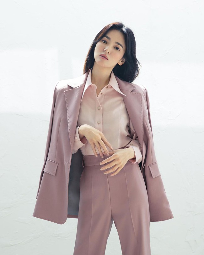 Song Hye Kyo diện đồ màu hồng sang chảnh ngút ngàn, không bao giờ mắc lỗi - Ảnh 6.
