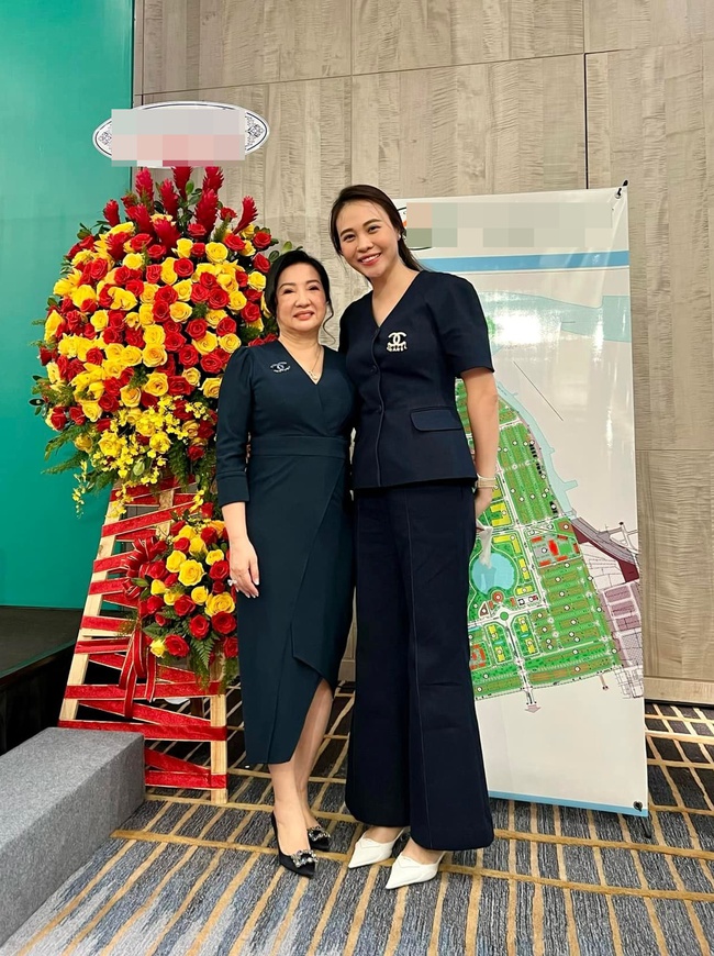 Lần hiếm hoi Đàm Thu Trang xuất hiện bên bố mẹ chồng, một chi tiết hé lộ ngay mối quan hệ thực sự trong nhà hào môn - Ảnh 3. Lần hiếm hoi Đàm Thu Trang xuất hiện bên bố mẹ chồng, một chi tiết hé lộ ngay mối quan hệ thực sự trong nhà hào môn - Ảnh 3.