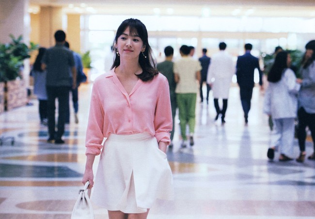 Song Hye Kyo diện đồ màu hồng sang chảnh ngút ngàn, không bao giờ mắc lỗi - Ảnh 3.