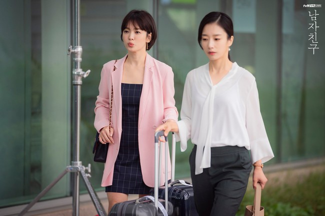 Song Hye Kyo diện đồ màu hồng sang chảnh ngút ngàn, không bao giờ mắc lỗi - Ảnh 12.