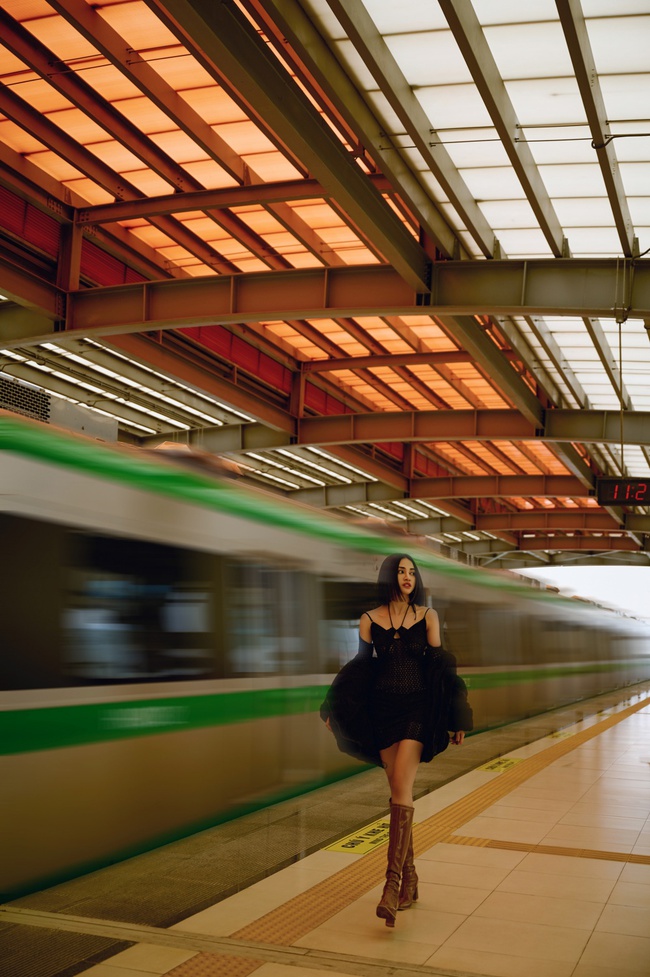 Thiên Nga The Face bật mí dự án mới cùng bộ ảnh quyến rũ tại ga tàu Hà Đông – Cát Linh - Ảnh 4.