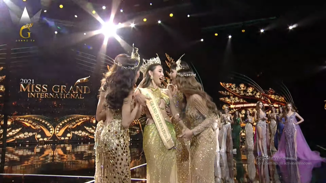 Khoảnh khắc đăng quang huy hoàng của Nguyễn Thúc Thủy Tiên tại Miss Grand International 2021 - Ảnh 10.