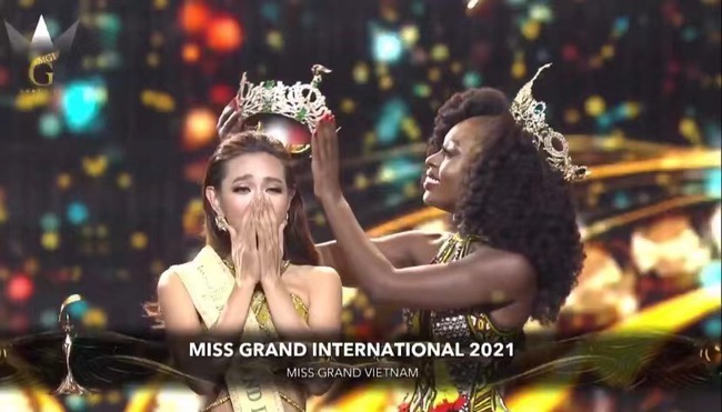 Khoảnh khắc đăng quang huy hoàng của Nguyễn Thúc Thủy Tiên tại Miss Grand International 2021 - Ảnh 3.