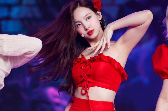 Để ý mới thấy: Thùy Tiên mà son phấn nhẹ lại một tí là thành ngay chị em ruột với Idol này - Ảnh 4. Để ý mới thấy: Thùy Tiên mà son phấn nhẹ lại một tí là thành ngay chị em ruột với Idol này - Ảnh 4.