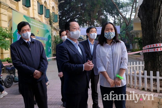 Hà Nội 6/12: Học sinh THPT trở lại trường sau &quot;kỳ nghỉ dài&quot;, mỗi tầng chỉ có 2 phòng học, tiết chào cờ đặc biệt chưa từng có - Ảnh 8.