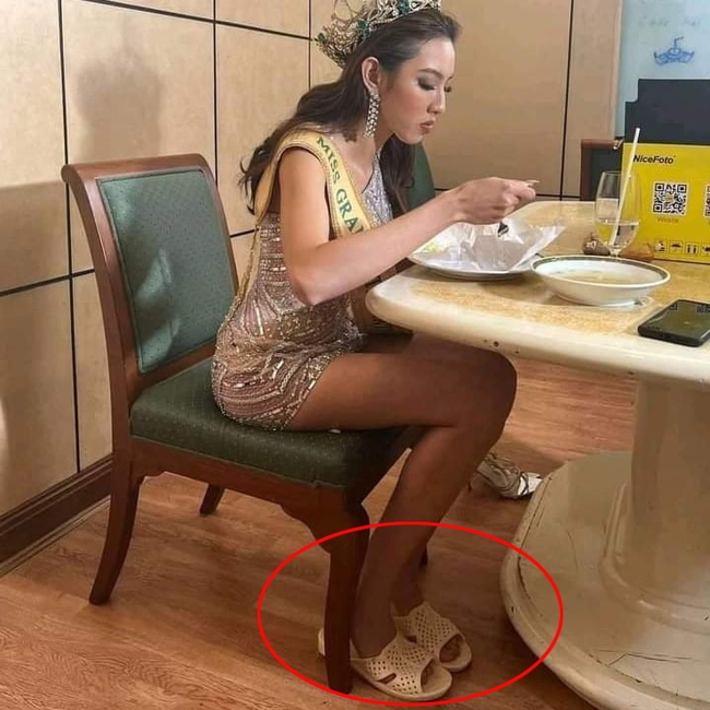 Không phải giày cao gót, đây mới là "chân ái" của tân Hoa hậu Hòa bình Thế giới Thùy Tiên - Ảnh 2.