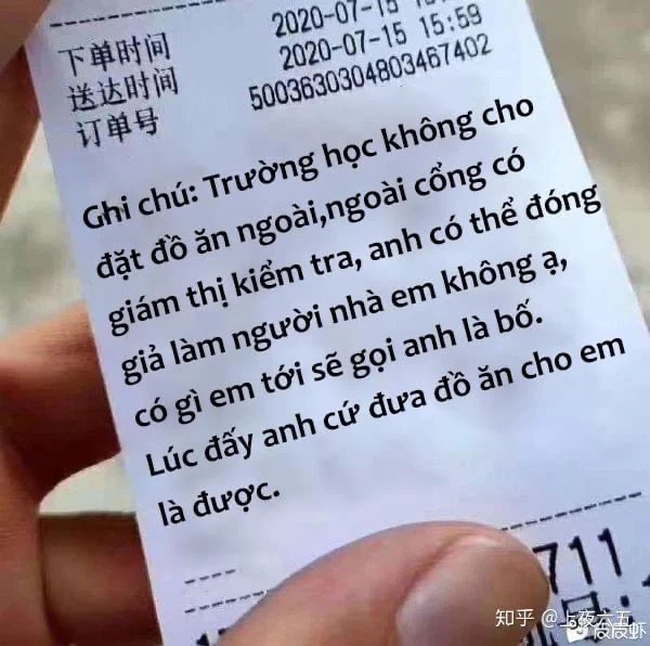 Học sinh đang ngồi trong lớp thì có bố đến thăm: Biết danh tính thật của "ông bố" thì 100% nhà trường bắt làm bản kiểm điểm - Ảnh 2. Học sinh đang ngồi trong lớp thì có bố đến thăm: Biết danh tính thật của "ông bố" thì 100% nhà trường bắt làm bản kiểm điểm - Ảnh 2.