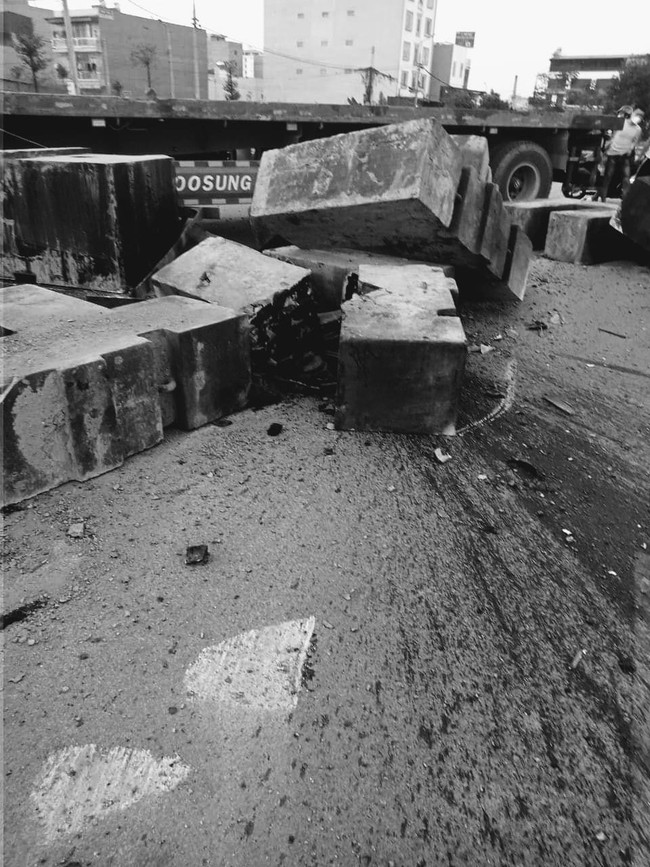 Thương tâm: Nam công nhân bị cả chục khối bê tông cỡ lớn trên xe đầu kéo rơi trúng trên đường đi làm về, hiện trường khiến tất cả ám ảnh - Ảnh 2.