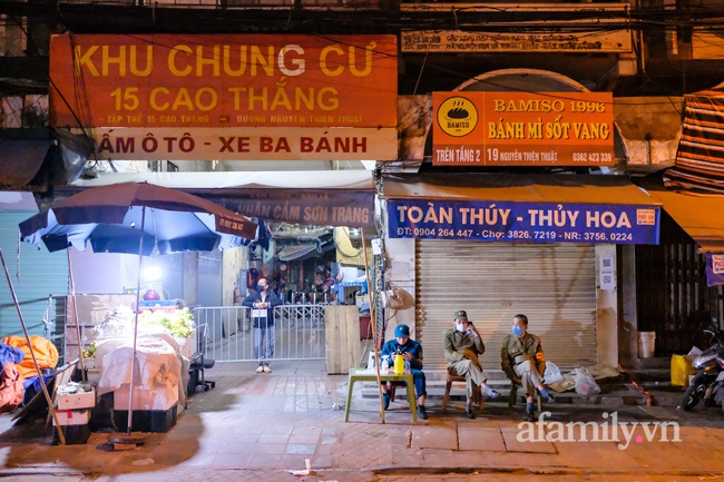 Tỉ lệ F0 cao, đường phố Hà Nội vắng vẻ lạ thường trong ngày giữa tuần - Ảnh 7.