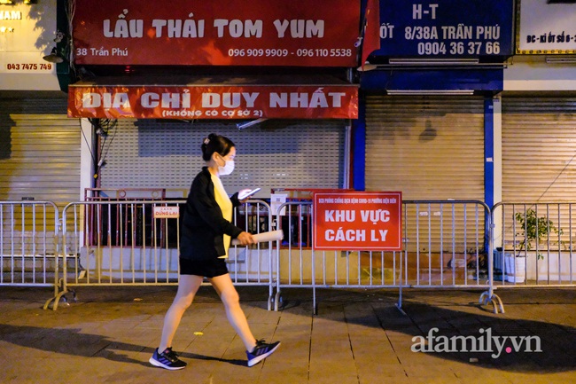 Tỉ lệ F0 cao, đường phố Hà Nội vắng vẻ lạ thường trong ngày giữa tuần - Ảnh 2.