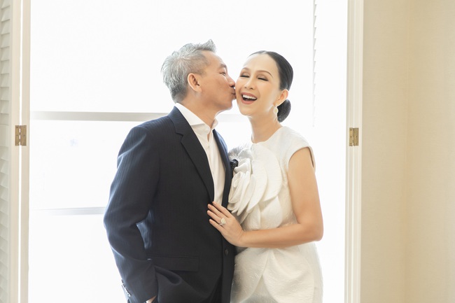 Tiệc sinh nhật thượng lưu của Diễm My 6X: Chồng đại gia hộ tống v&agrave; d&agrave;n Hoa hậu - người đẹp n&ocirc; nức ch&uacute;c mừng - Ảnh 4.